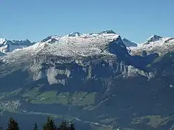 Sardonagruppe von Südosten (Bündner Seite) mit Flimserstein und dahinter (von links) Atlas, Piz Segnes (höchster Punkt), Piz Dolf. Die Tschingelhörner links gehören nicht zum Taminagebirge und der Piz Sax rechts zur Ringelgruppe.