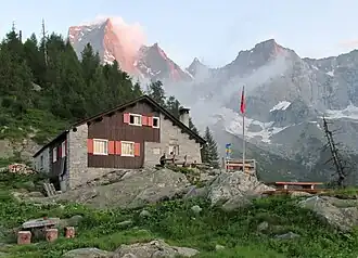 Die Sasc-Furä-Hütte vor der Nordkante des Piz Badile
