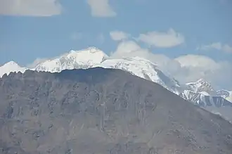 Saser Kangri I, von oberhalb Wachan (S von Hunder) aus gesehen, Distanz etwa 50 km