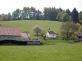 Sauhügel von Osten mit Anna-Kapelle, Schwarzach