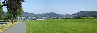 Blick von Gevelinghausen ostwärts zum Borberg (mittig) mit dem Olsberg (rechts); davor die Ortschaften Bigge und Olsberg