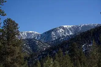 Sawmill Mountain (rechts) und Mount Pinos (links)