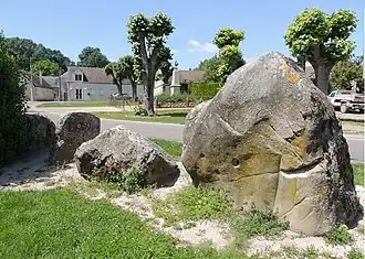 Steinreihe Courtempierre nahe der Kirche