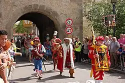 Festspielgruppe im Festzug vor dem Oberen Tor