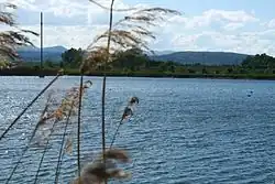 Blick von der Wiener Neustädter Straße (B17) über den Schönauer Teich westwärts Richtung Enzesfeld-Lindabrunn.[Anm. 3]