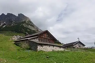 Schönbergalm mit der Taghaube im Hintergrund