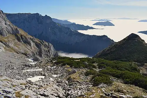 Blick hinab durch das Schönbergkar, auf der anderen Talseite Reidelsteinriedel und Festlbeilstein
