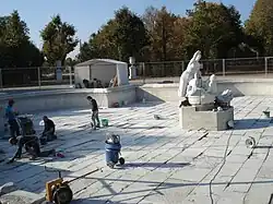 Najadenbrunnen wird restauriert, Steinboden harter weißer Kaiserstein