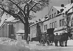 Marktplatz mit Eiche 1938, im Hintergrund die Martin-Luther-Kirche