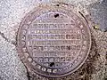 Schachtdeckel auf einer Straße in Hellerau
