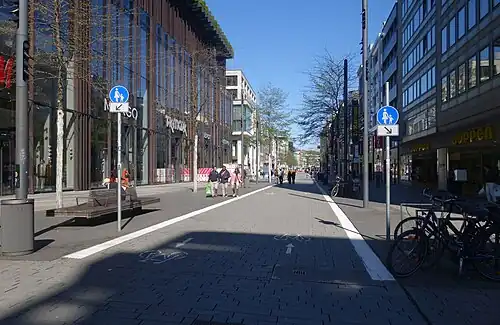Radweg jetzt in der Straßenmitte (2025, Blickrichtung Ost)
