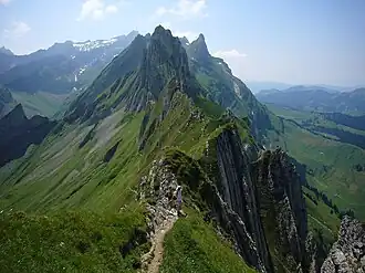 Altenalptürm von Nordost, dahinter im Dunst der Säntis mit Funkturm.