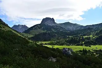Schaufelwand-Westgipfel (ca. 1895&nbsp;m) von Westen, links der Schafhalssattel, die sonnige Ebene rechts ist der Wasserboden südlich des Brandsteins