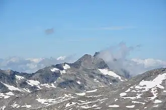 Der Schafkopf mit dem dahinterliegenden Larmkogel (in Wolken) gesehen vom Wildenkogel