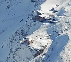 Schaubachhütte und Bergstation der Suldner Seilbahn von der Königspitze aus gesehen
