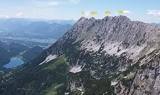 Scheffauer (S) mit Hackenköpfen, im Hintergrund das Inntal, links der Hintersteiner See