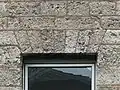 Steinerner Fenstersturz als scheitrechter Bogen