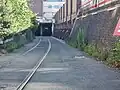 Zufahrt zum Intercity Hotel und Media Markt, die auch zum Schellfischtunnel führt. Man sieht die alten Gleise der Hafenbahn, die auf diesem Abschnitt nicht entfernt wurden.