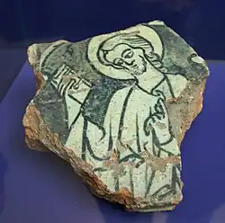 Scherbe vom Kenotaph Papst Benedikts V., Terrakotta, 1250–1299, Hamburg, Museum für Hamburgische Geschichte