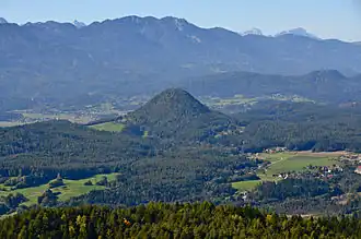 Der Kathreinkogel vor den Karawanken.