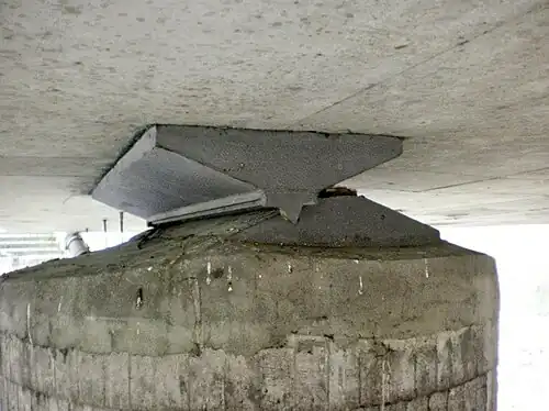 Der geneigte Pfeiler mit dem herausgesprungenen Lager, das zur Absenkung der Brücke führte