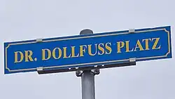 Straßenschild „Dr. Dollfuß-Platz“ in Mank