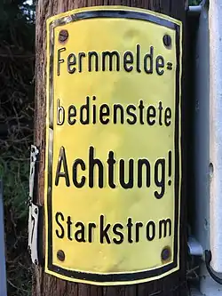 Hinweisschild: Doppel­binde­strich als Schrift­variante des Bindestrichs