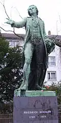 Schiller-Denkmal am Standort des alten Nationaltheaters