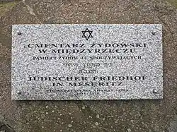 Schrifttafel erinnert an ehem. jüdischen Friedhof in Meseritz