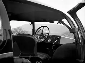 Fahrersitz, Armaturenbrett und Lenkrad