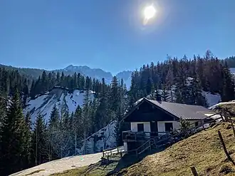 Almhütte der Schlagalm vor Schinderkulisse