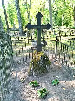 Grab auf dem Friedhof Tartu (Raadi kalmistu) und die Inschrift auf der Rückseite des Grabkreuzes