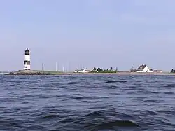 Schleimünde im Jahre 2004 von See aus (von links nach rechts): Leuchtturm, Giftbude mit Sportboothafen, Lotsenhaus