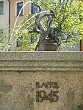 Drachenbrunnen mit Erinnerung: Stadtbrand am 8. April 1945