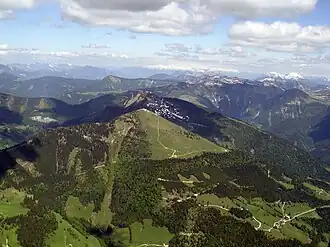 Der Schlenken mit der Schneekuppe am Gipfel und dem Hauptweg über den baumlosen Westhang auf den Gipfel