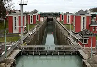 Westkammer der Schleuse vom Oberwasser her, vorne das Klapptor