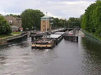 Schleuse Spandau bei Einfahrt eines Schubverbandes