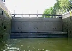 Schleuse Wusterwitz, Klapptor mit Drempel