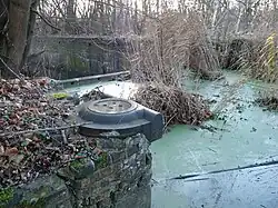 Nordkammer Untere Schleuse, Betonwand über dem Drempel und altes Fundament für Seilzuganlage