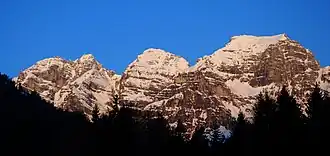 Ochsenwand (rechts) von Nordosten, links Schlicker Seespitze und Riepenwand