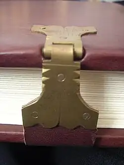 Gesägte und gefeilte Schließe nach altem Muster