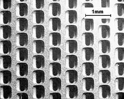 Ausschnitt aus einer Schlitzmaske, Blick von vorn