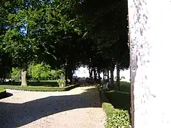 Blick in den Schlosspark durch das geöffnete Schlossportal