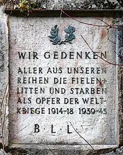 Tafel am Felsen neben dem Schloss zum Gedenken an BLLV-Kriegsgefallene