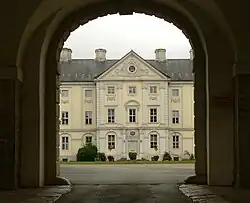 Blick durch die Einfahrt zum Schlossbau