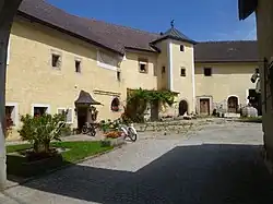 Innenhof mit Turm