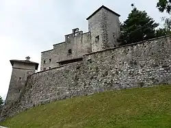 Ostseite mit Wehrmauer, Wehrturm, Kernburg und Bergfried