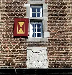 Allianzwappen am Eingangstor