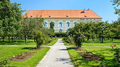 Hofgarten mit Schloss