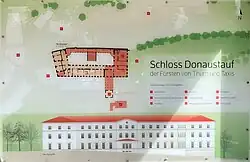 Rekonstruktion und Plan von Schloss Donaustauf auf einer Informations-Tafel am ehemaligen Standort des Schlosses in Donaustauf
